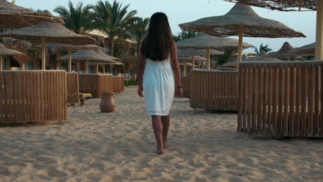 Mujer-Descalza-Pasando-Vacaciones-De-Verano-En-La-Playa-De-Arena-En-Un-Resort-Egipcio.