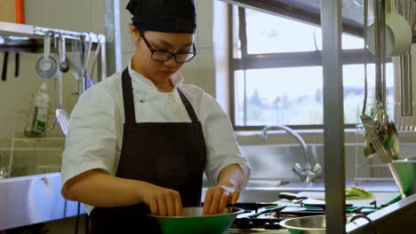 Female-chef-working-in-kitchen-4k