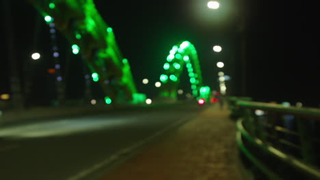 Bokeh-De-Vehículos-Que-Cruzan-El-Puente-Del-Dragón-En-La-Ciudad-De-Da-Nang-De-Vietnam-Construido-Sobre-El-Río-Han-En-La-Noche