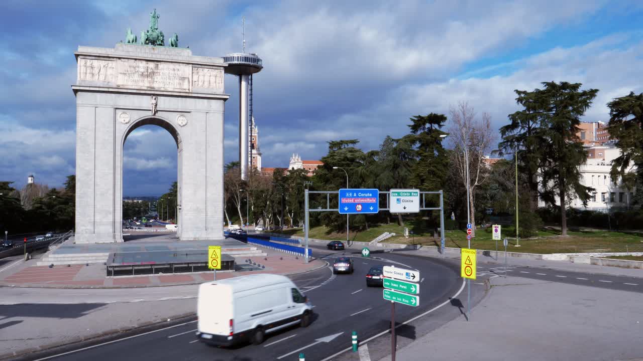 Riemukaari ja Faro de Moncloa liikenteen keskellä Madridissa