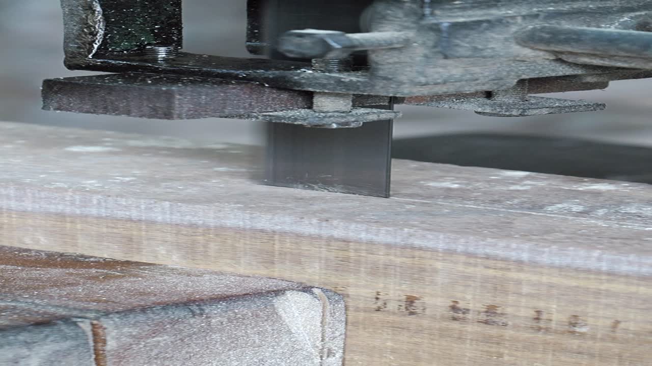 старинная ленточная пила для резки древесины