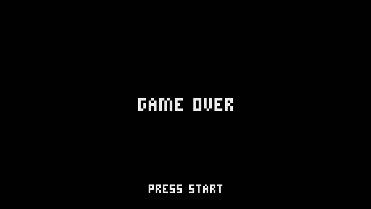 Scritta "Game Over" e "Premi Start" pixelata su schermo nero
