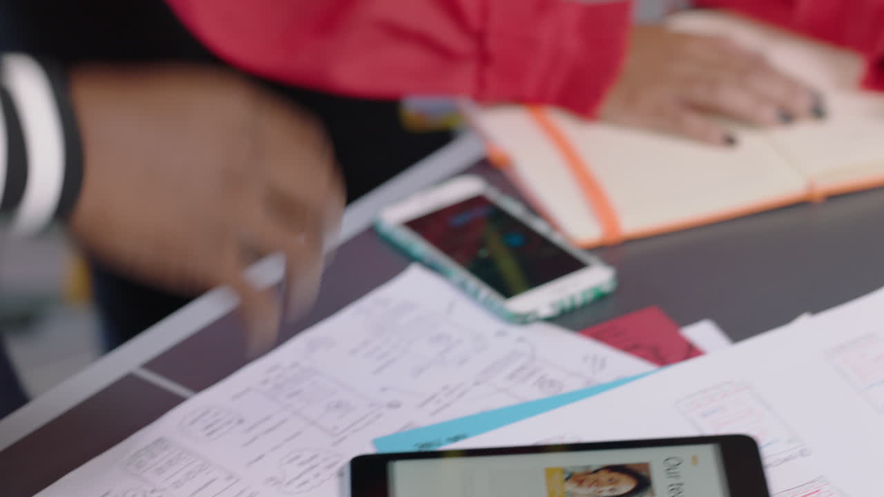 ingenieros de mano cercana desarrollando aplicaciones de software compartiendo ideas estudiantes diversos diseñando aplicaciones móviles lluvia de ideas solución de interfaz de diseño utilizando dibujos de diseño en reuniones de oficina