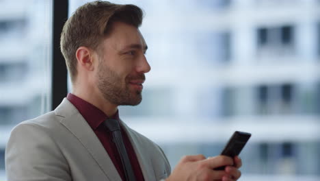 Empresario-Enfocado-Escribiendo-Teléfono-Navegando-Por-Internet-En-La-Oficina-Del-Edificio-Corporativo.