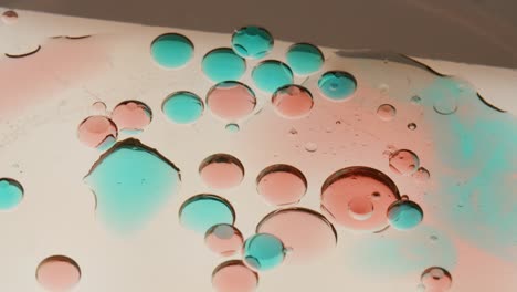 expérience de la beauté transitoire de l'art liquide alors que les couleurs coulent et se mélangent dans nos vidéos de peinture hypnotisantes