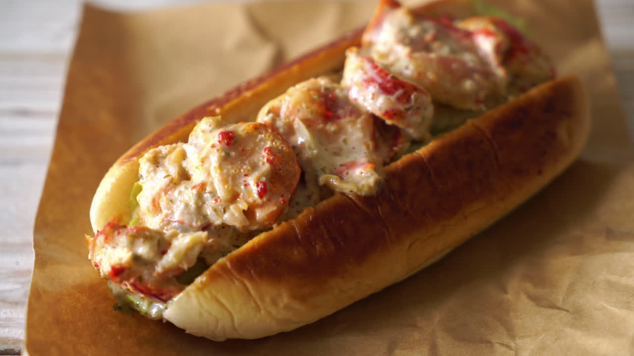 칩과 소스를 곁들인 홈메이드 랍스터 롤