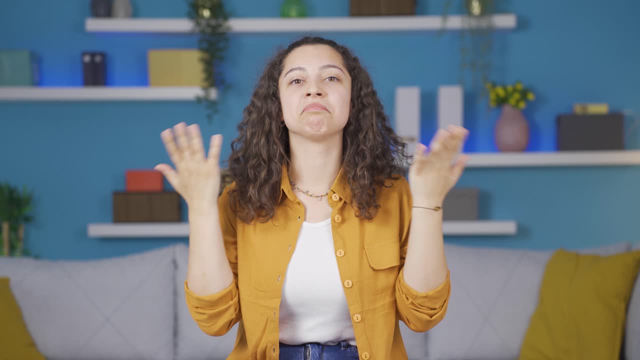 la joven dice "wow" a la cámara.