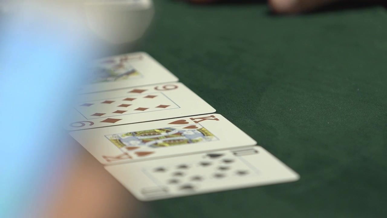 Filmato di casinò che mostra un croupier che apre la quarta carta durante una partita a poker. Texas Hold'em, gioco d'azzardo, scommesse e concetto di intrattenimento da casinò.