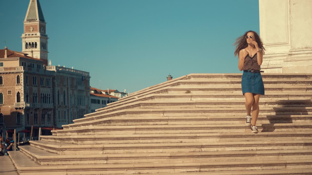 Ragazza attraente che passeggia per le calli di Venezia, Italia.
