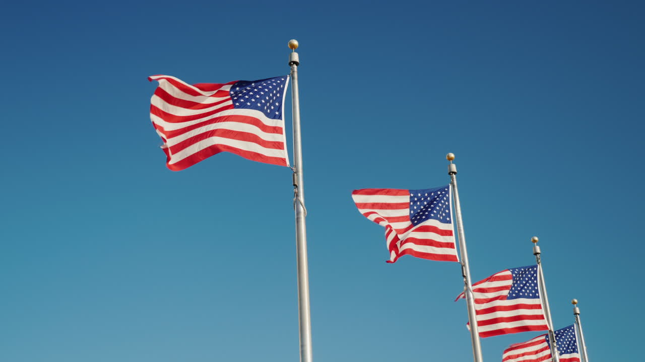 banderas americanas contra el cielo azul