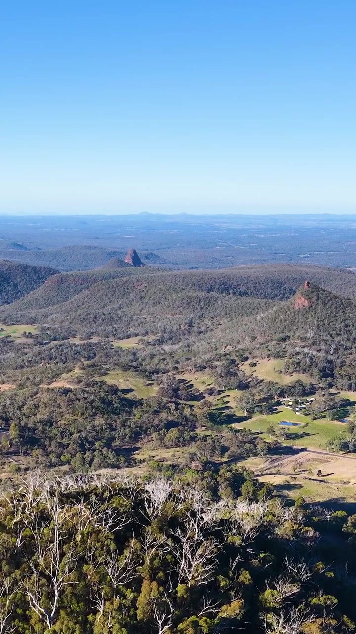 Vista panorâmica ampla de picos vulcânicos e natureza selvagem do interior no Parque Nacional Warrumbungle, Austrália