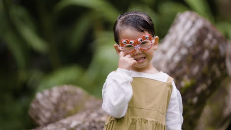 Kid-posing-with-glasses