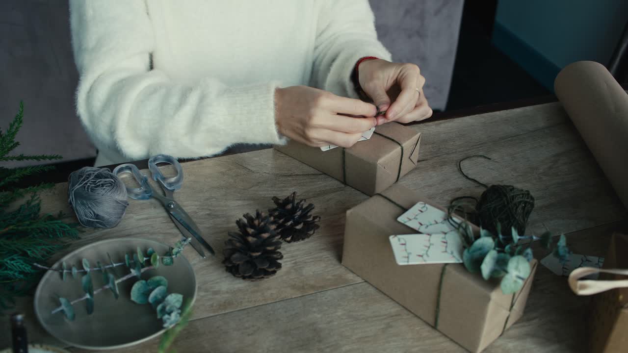 Mujer envolver regalos de Navidad
