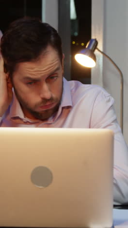 hombre de negocios trabajando en una computadora portátil