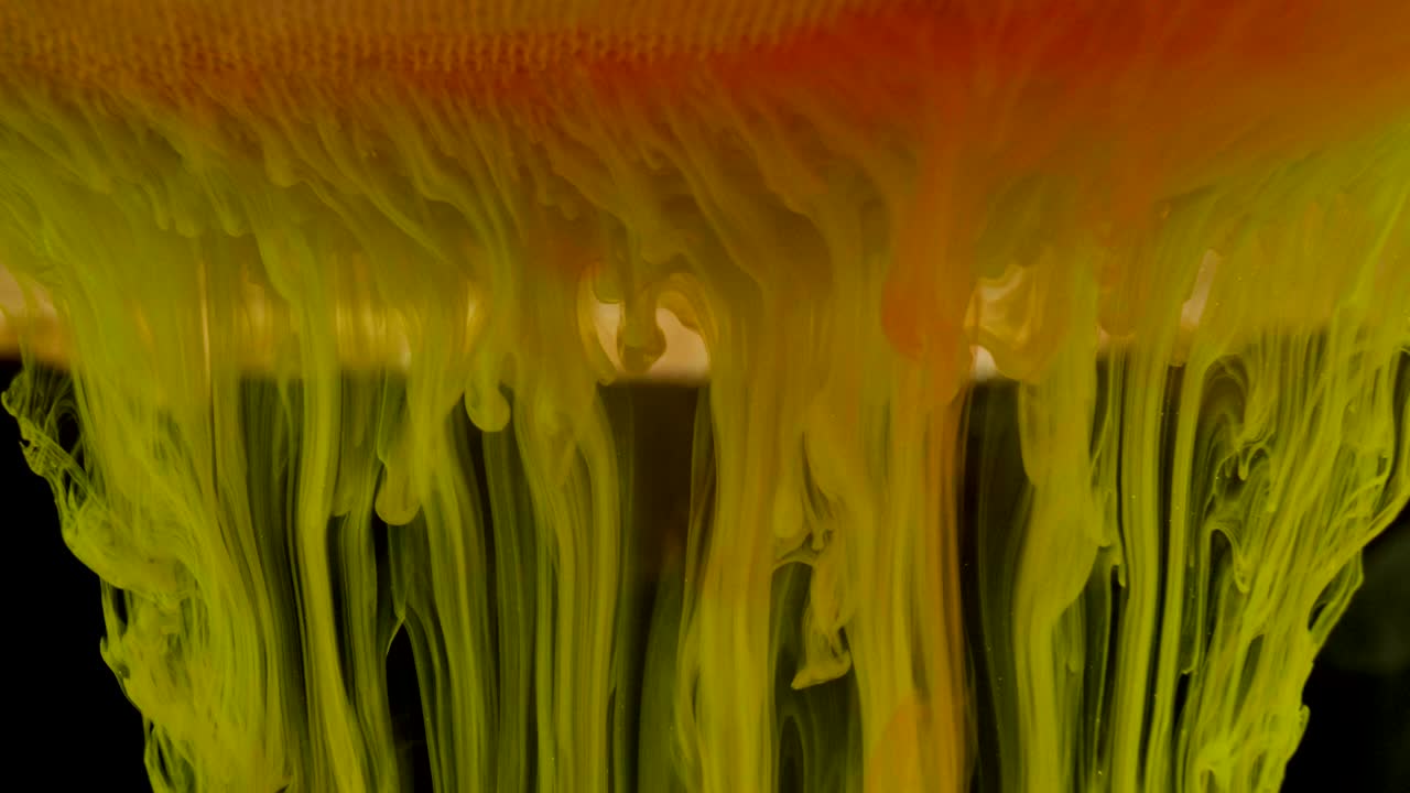 pintura de tinta colorida en el agua, tinta girando fluye hacia abajo bajo el agua