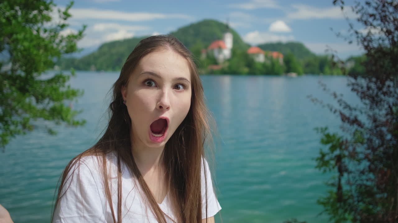 호수 에  모자를 입은 여자