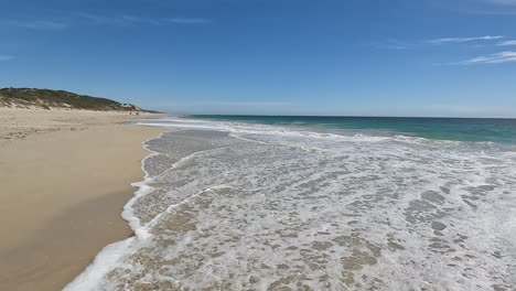 Clip-De-ángulo-Bajo-De-Olas-Rompiendo-En-La-Playa-De-Mindarie,-Perth,-Australia