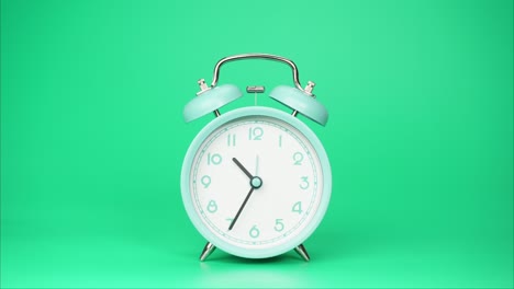 el tiempo transcurre, el despertador azul muestra el transcurso del tiempo.