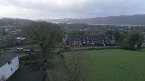 Pueblo-Residencial-En-La-Mañana-Brumosa-En-Windermere,-Lake-District,-Inglaterra