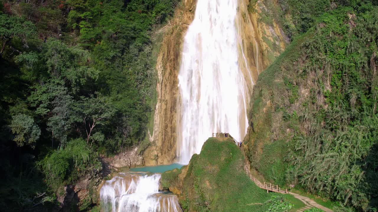 Ripresa aerea in elevazione della cascata Velo de Novia nel parco El Chiflón, Chiapas