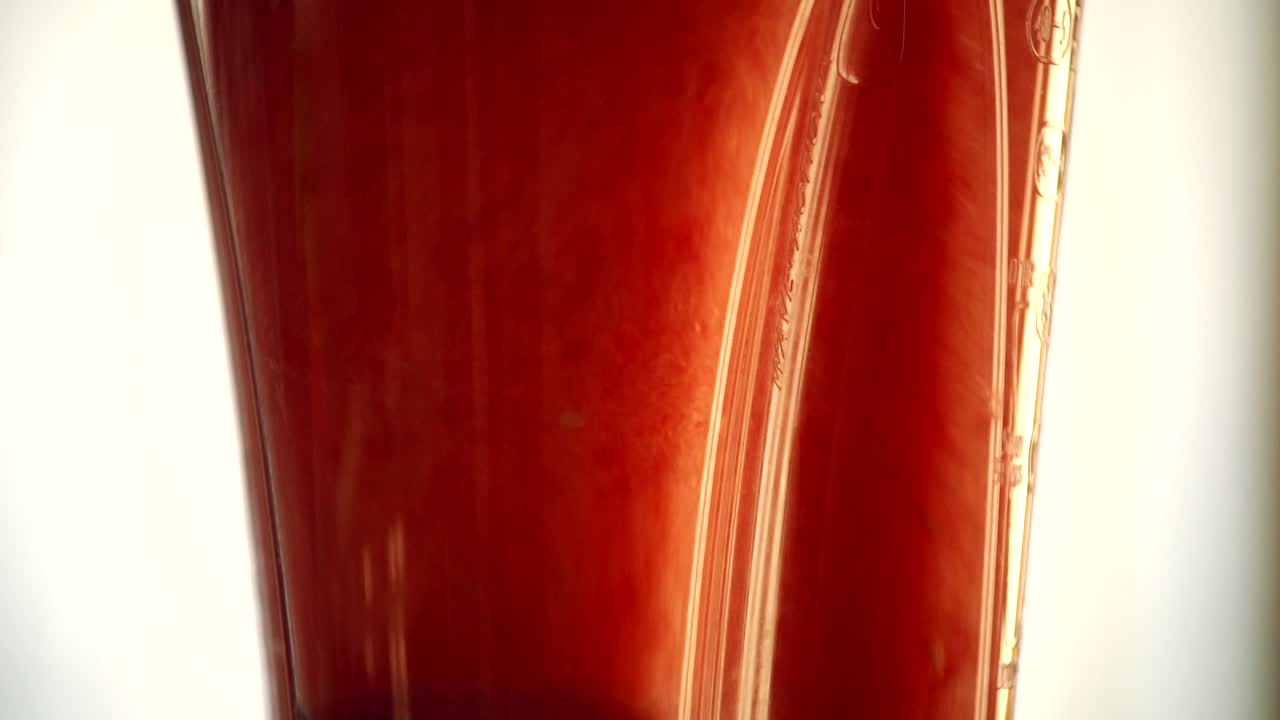 Primo piano di succo di pomodoro nel frullatore.