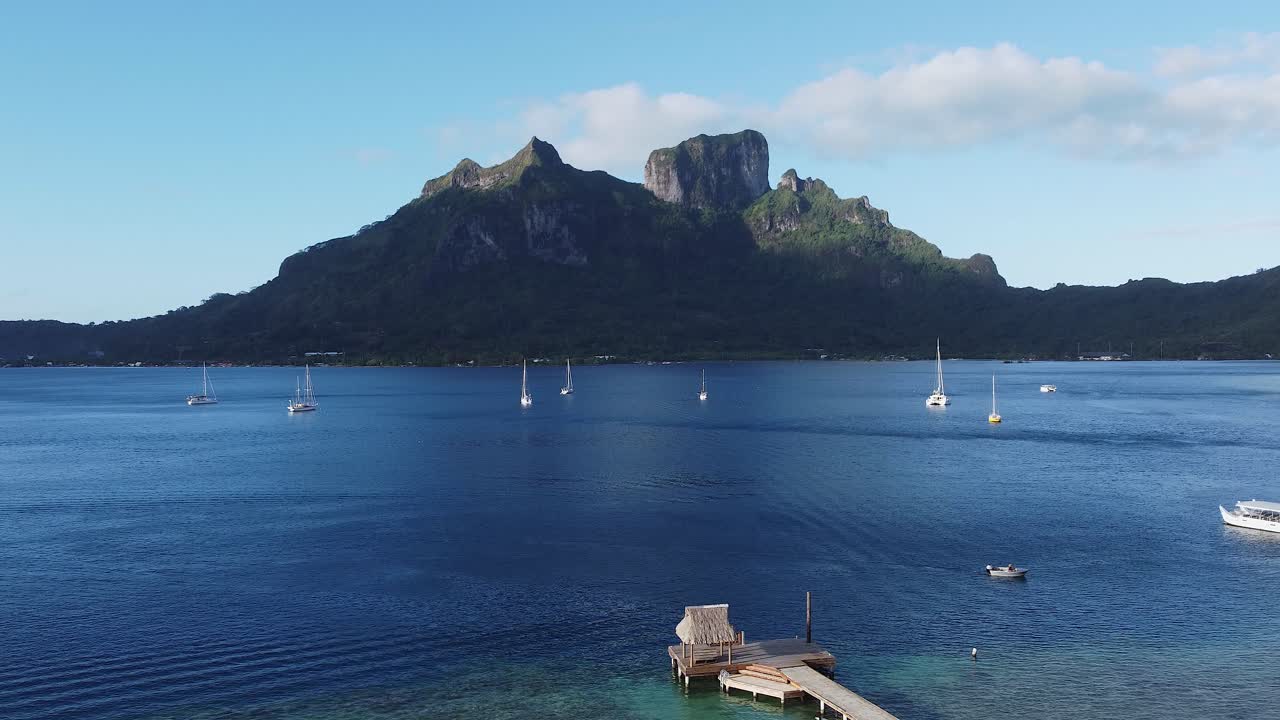 남태평양 섬의 포파이 만을 가로지르는 화산 산, 보라 보라