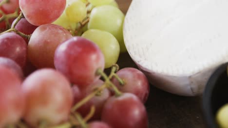 Queso-Con-Aceitunas,-Nueces-Y-Uvas