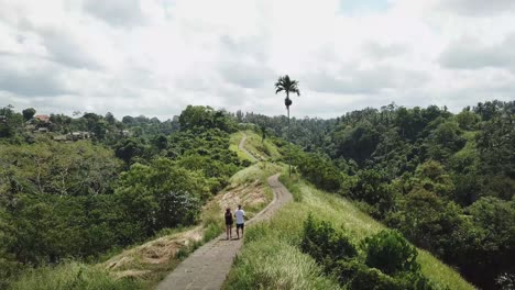 Una-Pareja-Joven-Camina-Por-Un-Sendero-Estrecho-En-La-Jungla