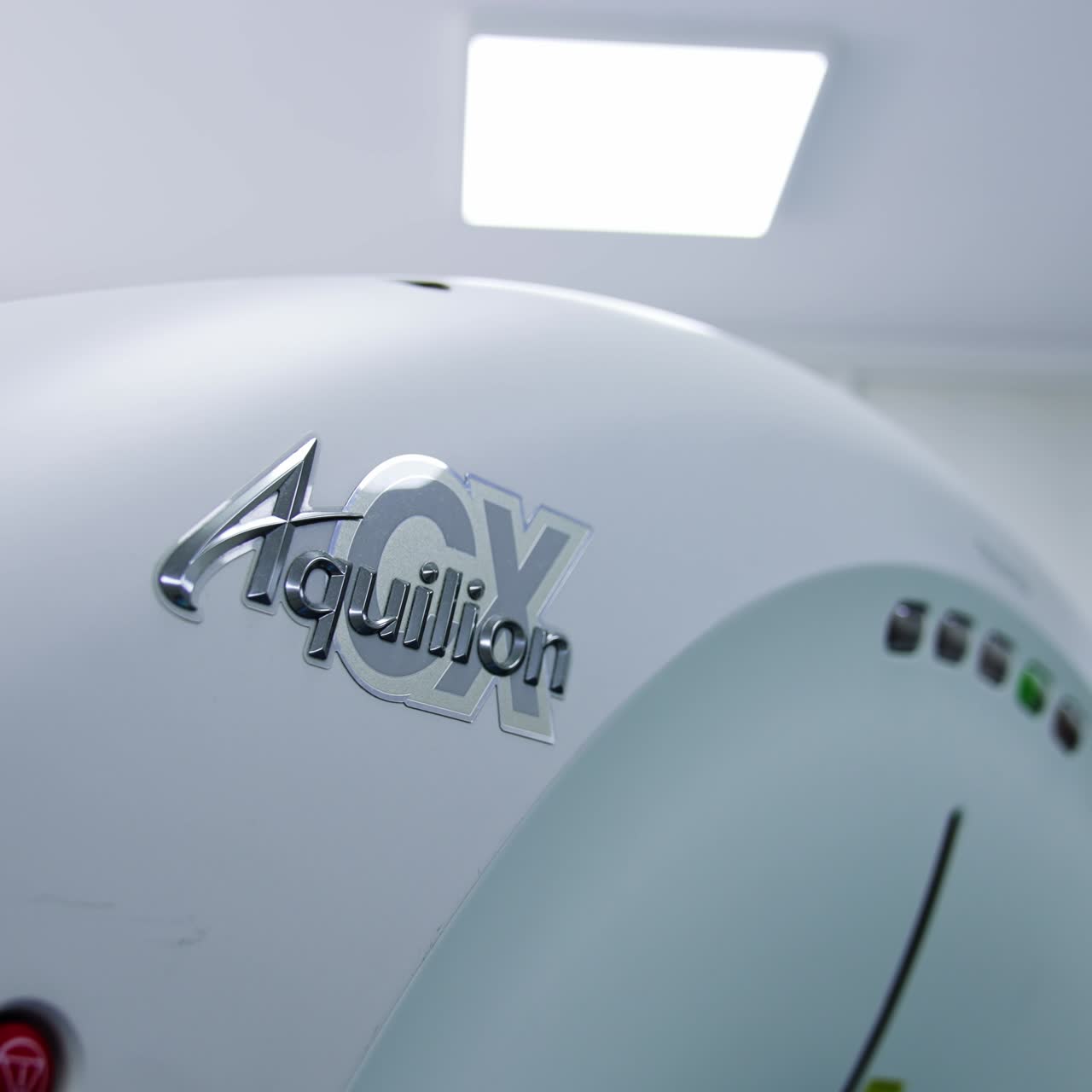 Parte superior do moderno e inovador equipamento de tomografia em um hospital. Nome da marca na máquina de ressonância magnética da Toshiba