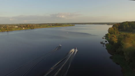 Kitesurfen-Und-Schnellboot-Auf-Dem-Fluss