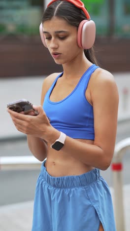 mujer al aire libre usando el teléfono