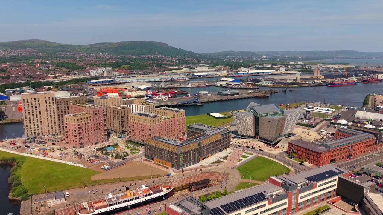 4K luftvideo af Loftlines byggeplads i Belfast centrum, Nordirland i Storbritannien. Produceret i 3840x2160 og med Rec709 farve.