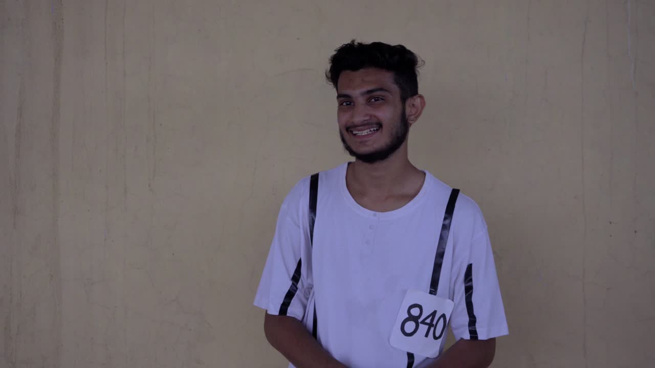 prisionero psicópata que cambia de expresión de aplausos a ira matarte