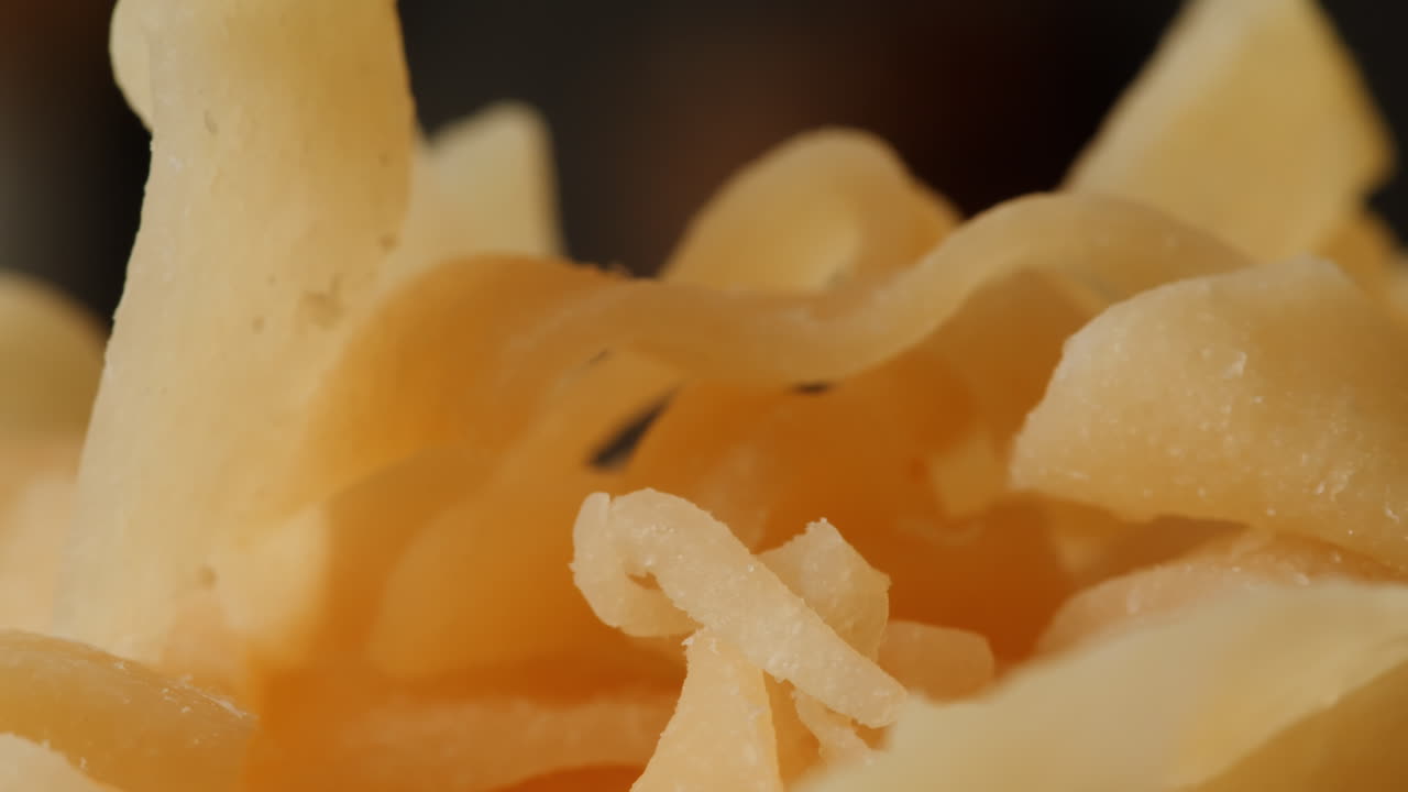 primer plano de las rebanadas de jengibre seco