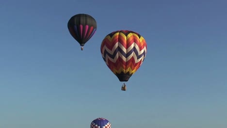 Coloridos-Globos-Aerostáticos-Volando-En-El-Hermoso-Cielo-Azul