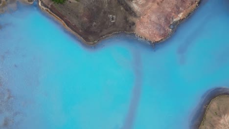 Hypnotisierende-Lagune-Mit-Klarem,-Blauem-Wasser-Im-Nordosten-Islands