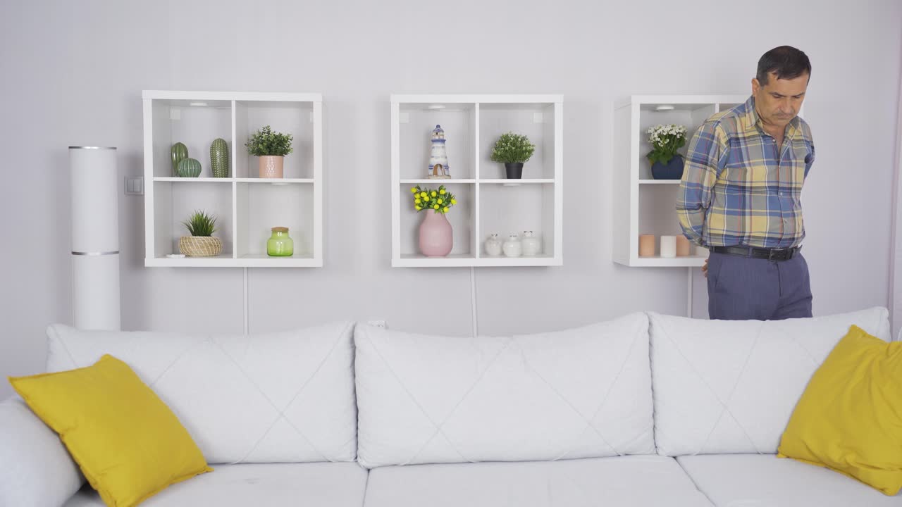 집을 돌아다니는  ⁇ 은이. 사려 깊고 주위를 둘러본다.