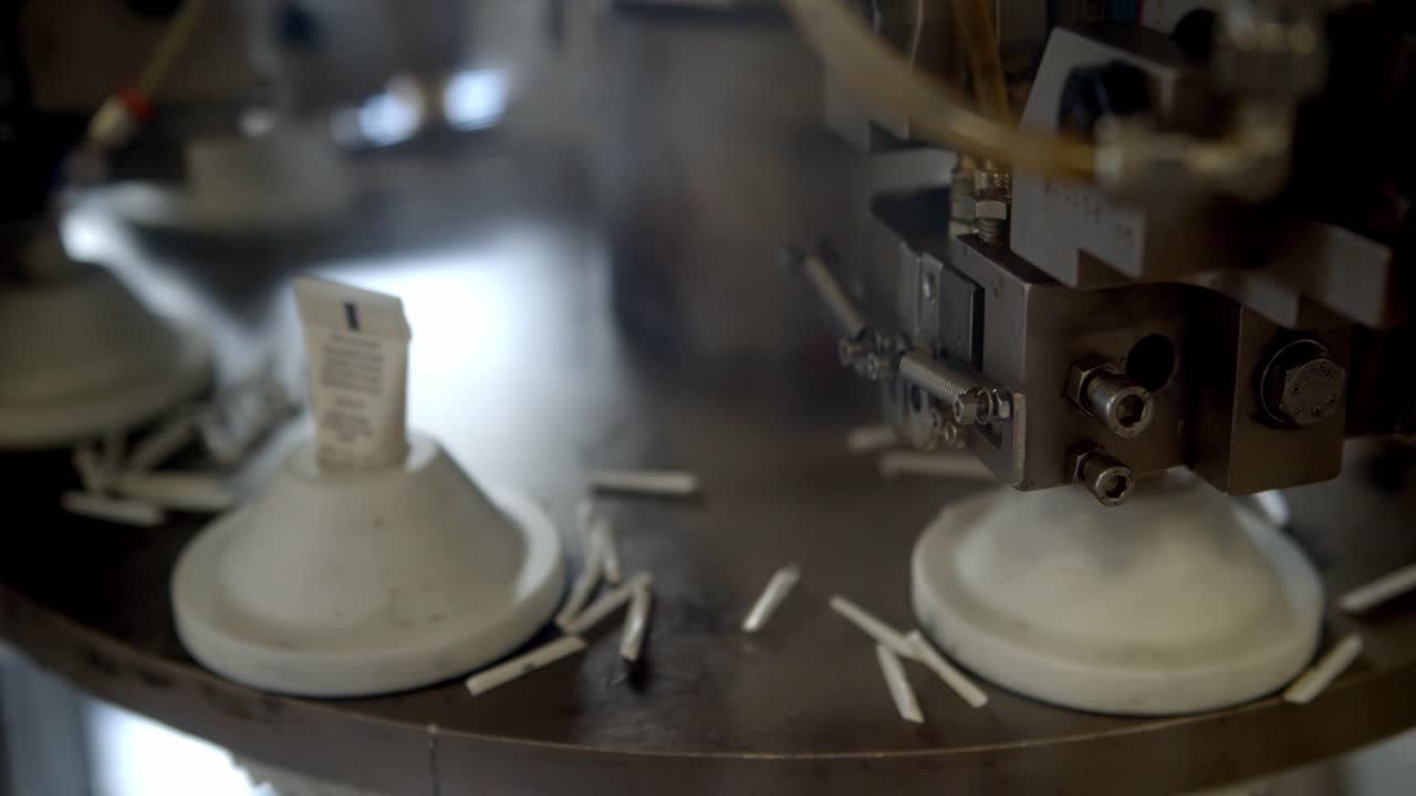 화장품 제조 산업 - 자동 기계에 밀봉되는 화장품 튜브 크림