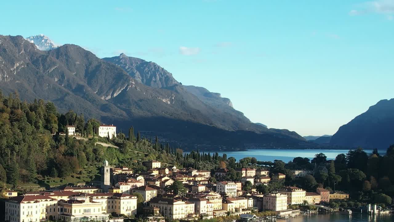 Splendida vista aerea delle Alpi italiane e della città sul lago in Italia