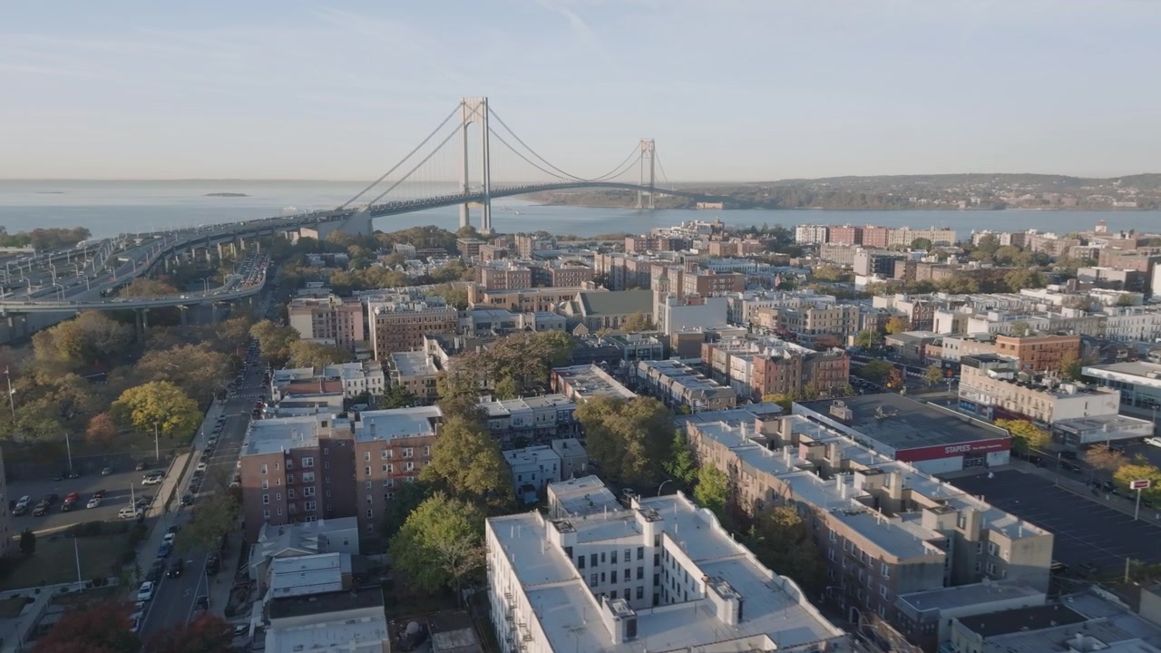 Veduta aerea di Bay Ridge, Brooklyn in una mattina d'autunno. Scattata con il Ponte di Verrazano-Narrows sullo sfondo