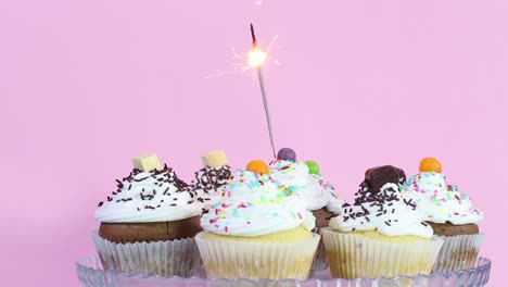 cerca de la vela de fuego quemando en deliciosos pasteles con crema y migas para la fiesta