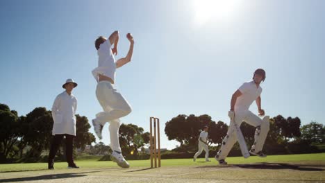 Bowler-Liefert-Ball-Während-Eines-Cricketspiels