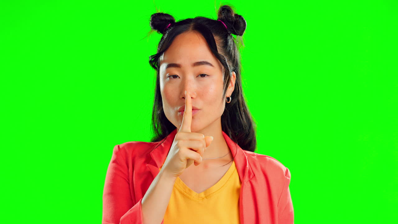 비밀, 얼굴과 입술에 손가락을 가진 여자