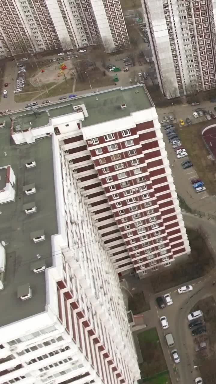 Vista Aérea de Prédios Residenciais e Ruas Urbanas