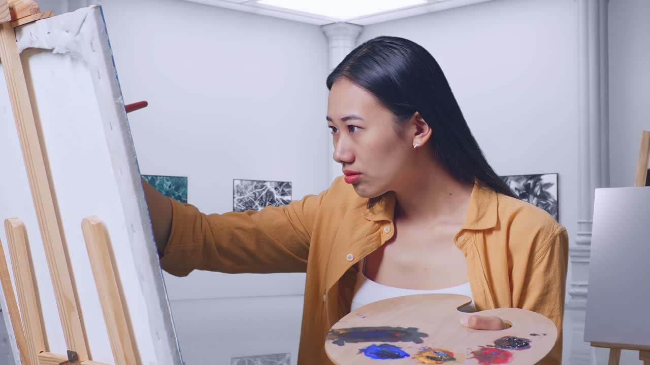 미술 스튜디오에서 그림 그리는 여자