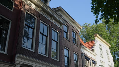 Fachada-De-Arquitectura-En-La-Calle-Spieringstraat-En-Gouda,-Holanda-Del-Sur,-Países-Bajos