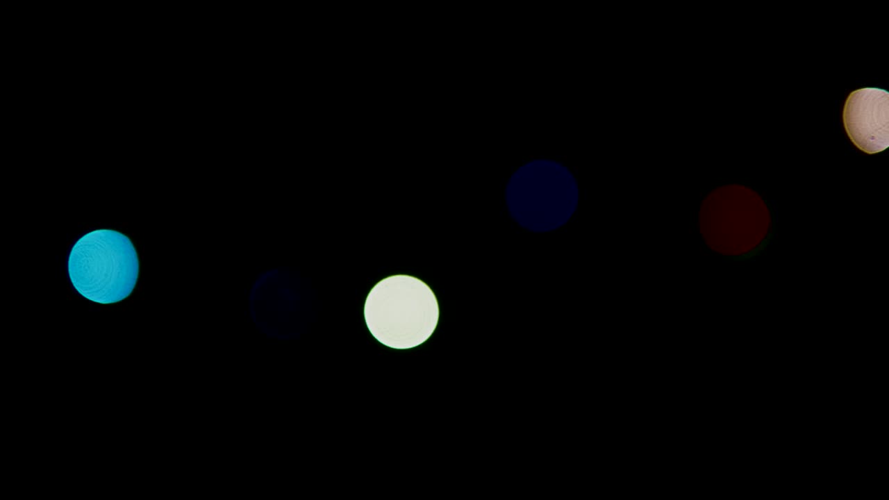 las luces de navidad, las luces bokeh parpadeando, los hermosos círculos parpedeando, las luzes nocturnas brillando.