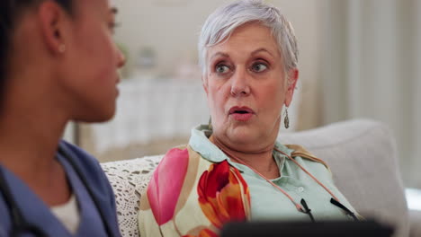 hablando, mujer vieja o médico con malas noticias