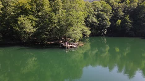 parque del lago arbolado en el bosque 3