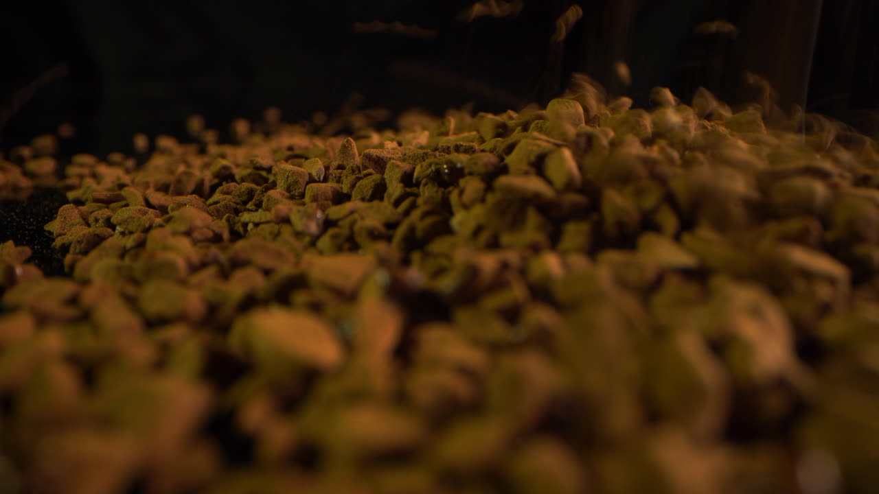 caída de café instantáneo sobre fondo negro cerca de la lente laowa